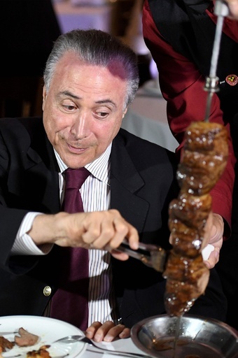 食肉不正で30人逮捕のブラジル、大統領自ら試食で安全性アピール