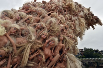 バービー人形の波、シドニーのビーチに押し寄せる 野外彫刻展