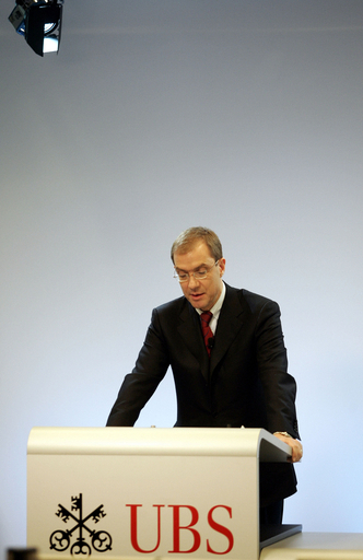 スイス金融大手UBS、1兆5500億円の最終赤字 追加人員削減へ