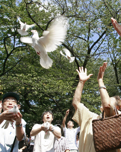 終戦記念日　多くの人が靖国神社を参拝