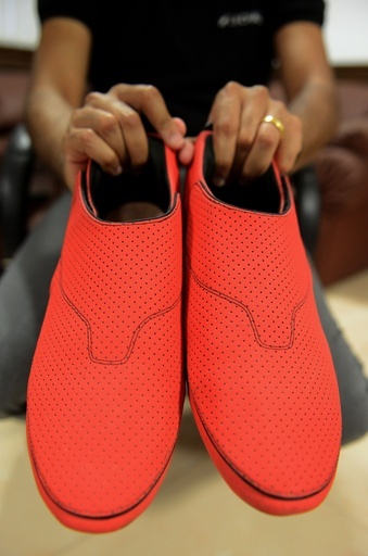 スマホと連動、進行方向教えてくれるスマートシューズ インド