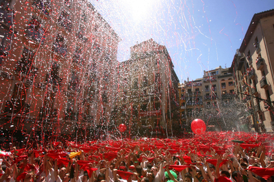 パンプロナ恒例の牛追い祭り開催