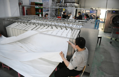 店員22人は自閉症がある人 中国・長春のクリーニング店