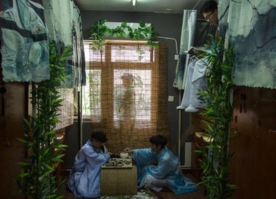 気分は秀才？ 武漢の男子学生、寮を古風に改造