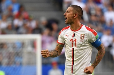 コラロフの芸術的FKで勝負あり、セルビアが白星発進