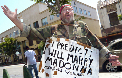 「マドンナとの結婚に金が要ります」、ホームレスが無心の新アイデア