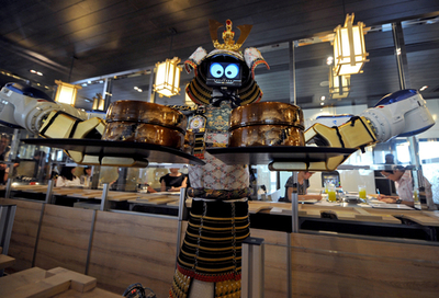 踊るロボット・ウエーター登場、タイの日本料理店