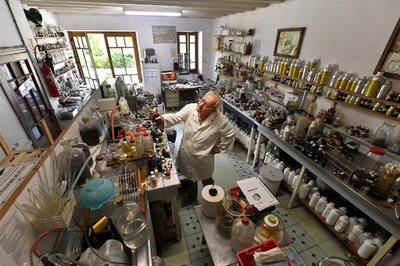 夜空の月のにおいを再現 「香りの彫刻家」の挑戦