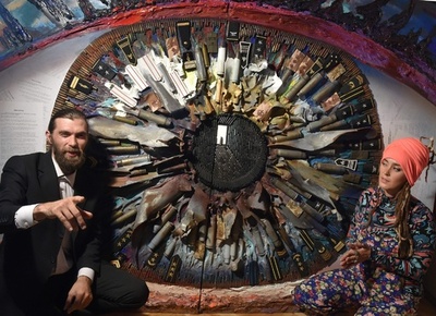 銃弾の残骸で作品制作 「プーチンや独裁者描いた」 ウクライナ