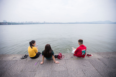 涼を求める観光客でにぎわう西湖