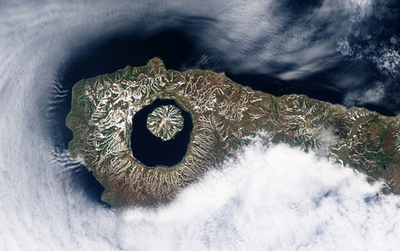 NASAの観測衛星がとらえた千島列島のカルデラ湖
