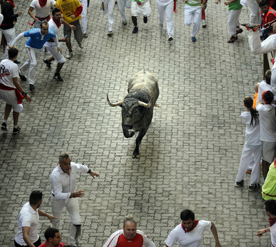 牛追い祭りで2人死亡、スペイン