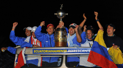 リーガ・デ・キト 地元で凱旋パレードを行う