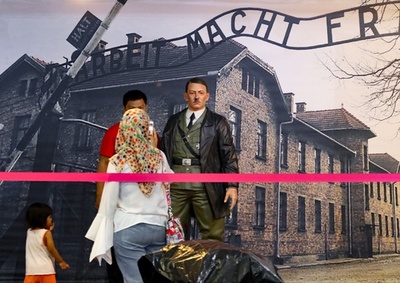 ヒトラーと自撮りも、ろう人形を撤去 人権団体が批判 インドネシア