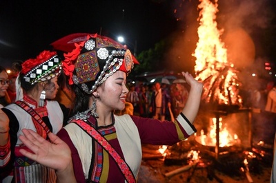 雨の中でも熱狂 少数民族のトーチ祭、雲南で