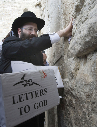 エルサレム郵便局あて「神様への手紙」は「嘆きの壁」すき間へ