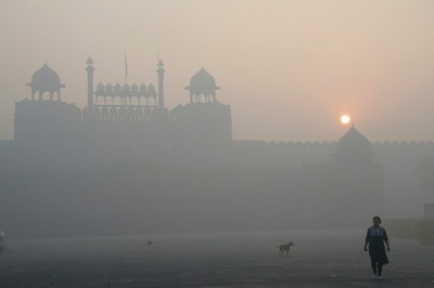 インド首都、大気汚染で小学校1800校が休校