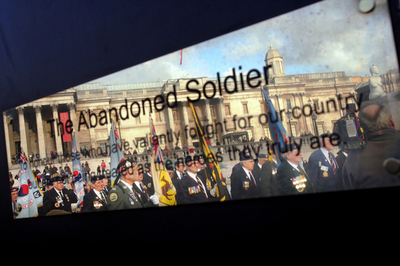 「見捨てられた兵士」、厳しい生活状況を訴えて退役軍人がデモ - 英国