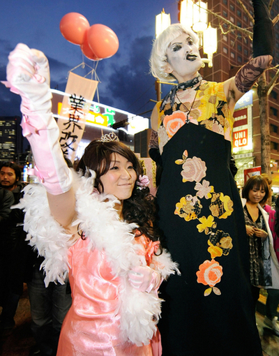 キャバ嬢、歌舞伎町でデモ行進