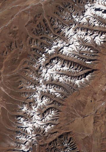 地球観測衛星テラの高性能センサーがとらえたチベット高原の氷河