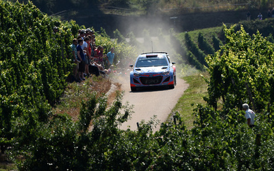 ラリー車が観客に突っ込み6人死亡 スペイン