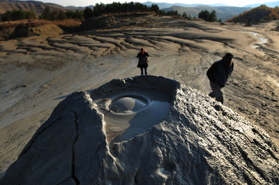 ルーマニアの泥火山がつくる不思議な光景