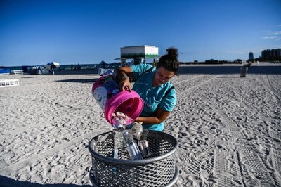 緊急事態宣言の米マイアミビーチ 住民はごみ拾いやヨガ