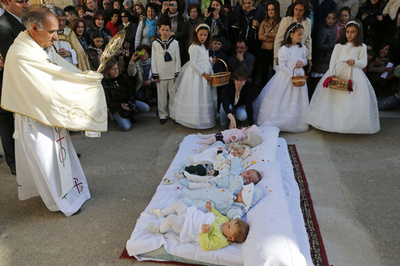 赤ちゃんの上を悪魔がぴょん！スペイン伝統の厄払い行事「エル・コラチョ」