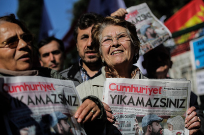 「大統領にお茶出さない」発言で反政府系紙社員を逮捕、トルコ