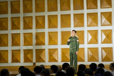 ミャンマー軍政議員、カラオケでお別れ