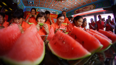 高温下で働く街の清掃員へ涼を届ける　江蘇
