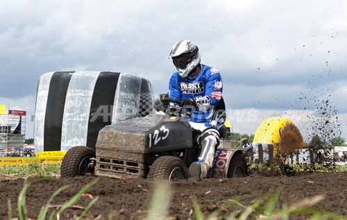 迫力満点 芝刈り機の24時間耐久レース 写真5枚 ファッション ニュースならmode Press Powered By Afpbb News