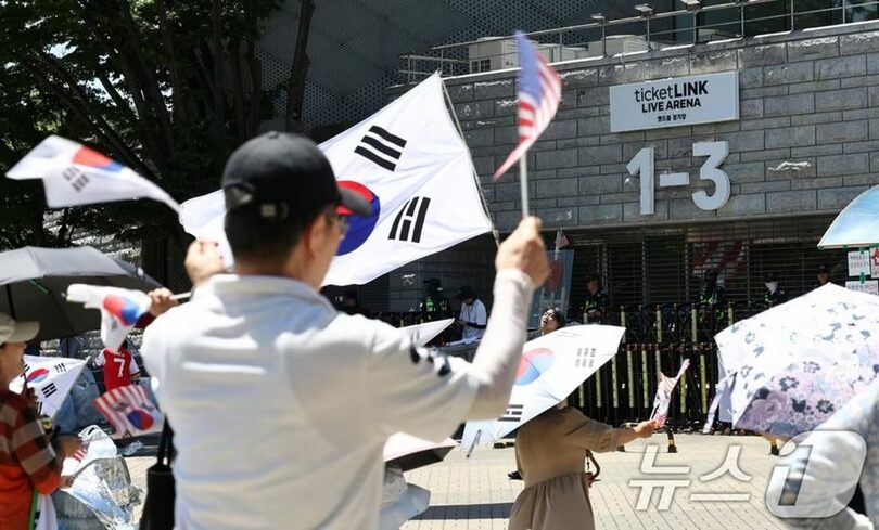 23日、ソウルのオリンピック公園ハンドボール競技場の開票所前(c)news1