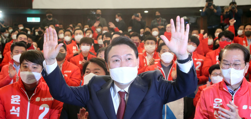 10日、「国民の力」選挙開票状況室に姿を見せたユン・ソンヨル（尹錫悦）氏(c)news1