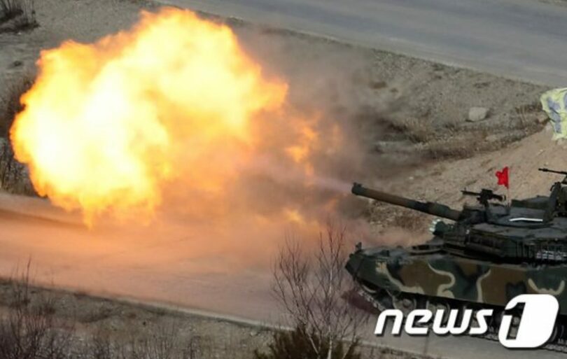 諸兵協同戦闘射撃訓練で射撃する陸軍第17歩兵師団K1E1戦車(c)news1