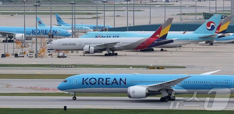 仁川国際空港に駐機する大韓航空機とアシアナ航空機(c)news1