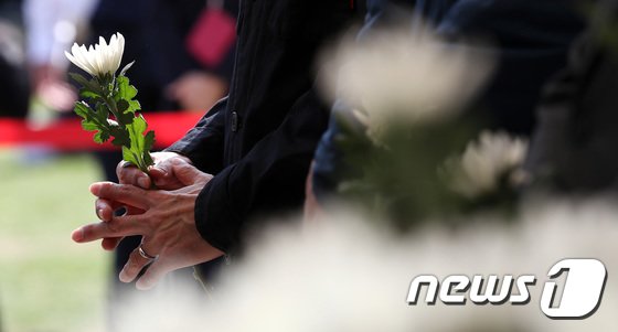 31日、ソウル広場に設けられた合同焼香所で、花をたむける市民(c)MONEYTODAY