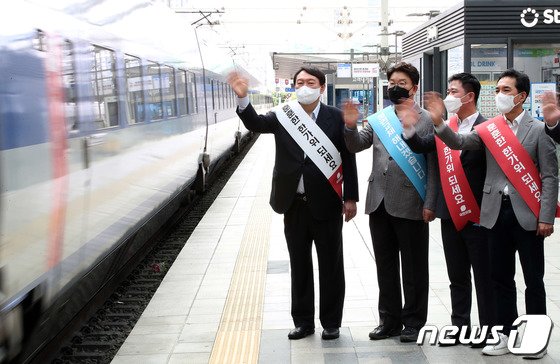 ユン・ソンヨル（尹錫悦）氏が昨年9月19日午前、ソウル駅で挨拶をしている(c)news1