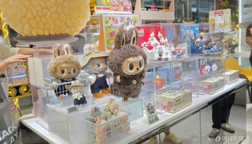 中国の玩具企業Pop Martの店舗に並ぶ人気キャラクター「ラブブ（LABUBU）」(c)NEWSIS/MONEYTODAY