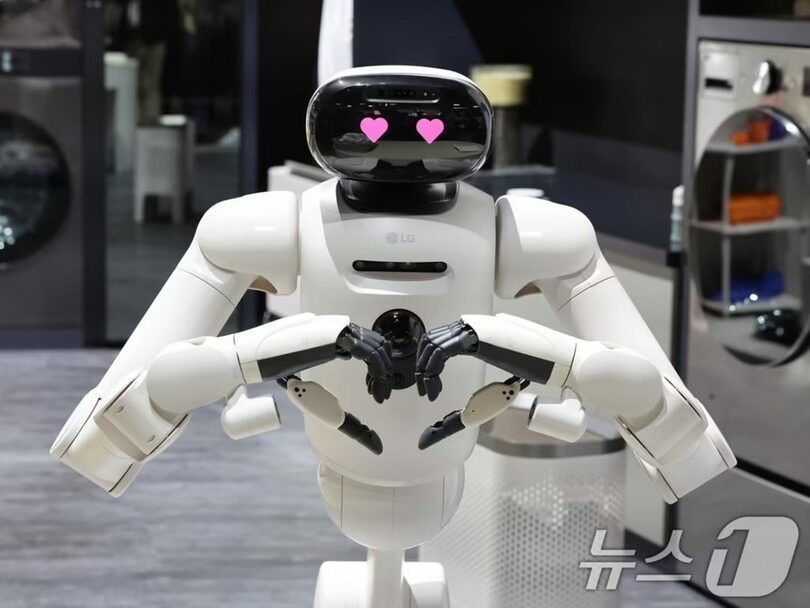 米ラスベガスで開かれた「CES 2026」の開幕前の内覧会で、指でハートを作るAIホームロボット「LGクロイド」＝2026年1月5日(c)news1