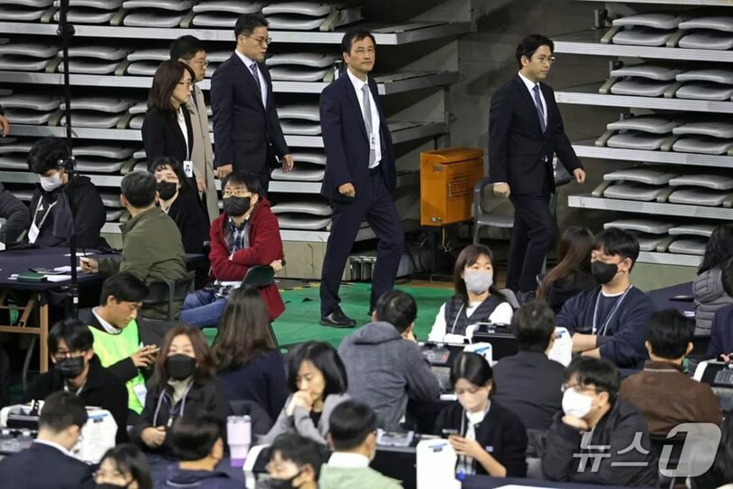 投票用紙の公開検証に向かうイ・テハン特別検察官(c)news1