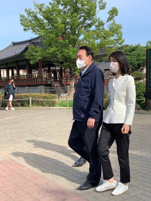 尹錫悦大統領と妻・金建希氏が14日、ソウル市中区<em>（チュング）</em>南山（ナムサン）の韓屋村で散歩している（読者提供）(c)news1