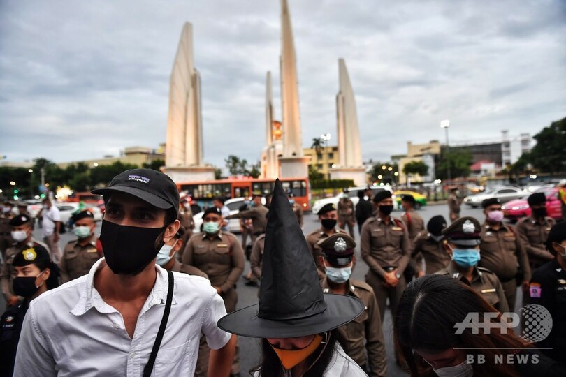 タイでハリポタテーマの反政府デモ、民主主義の「魔法」を