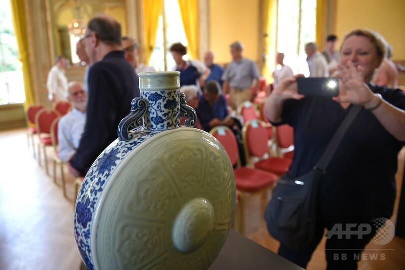 仏で偶然見つかった中国皇帝所有の「抱月瓶」、5億円超で落札