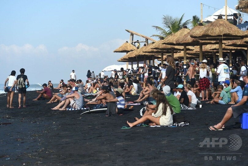 バリ島クラマスビーチでサーフィン大会