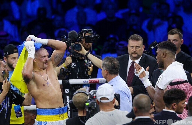 ウシクがジョシュアとの再戦に判定勝ち ヘビー級3団体の王座防衛