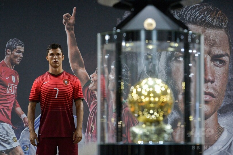 ロナウドがホテル「CR7」内の記念館を訪問、ろう人形と一緒にポーズも