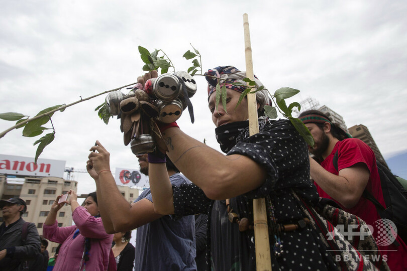 チリ大統領、100万人のデモ受け内閣改造表明 非常事態宣言も解除へ