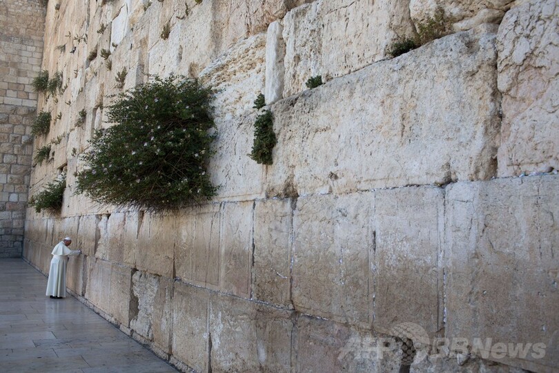 ローマ法王、「嘆きの壁」で祈り