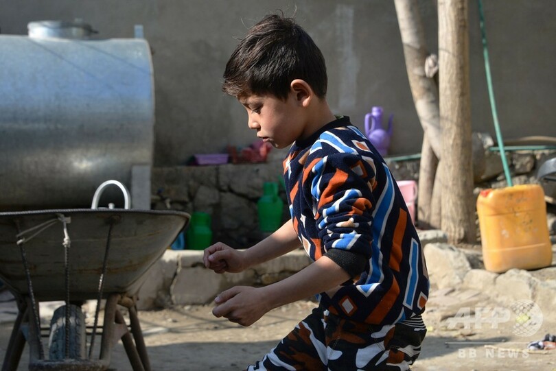 夢から悪夢へ…アフガンの「小さなメッシ」、タリバンに追われ避難民に